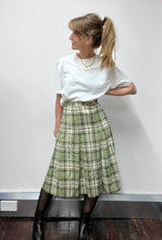 Load image into Gallery viewer, Green pleated skirt Size 10
