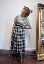 Load image into Gallery viewer, B&amp;W plaid skirt Size 12
