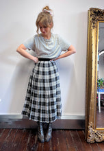Load image into Gallery viewer, B&amp;W plaid skirt Size 12
